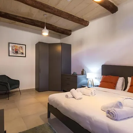 Vila Farmhouse With Pool And Cave