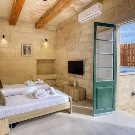 Farmhouse With Pool And Cave Vila