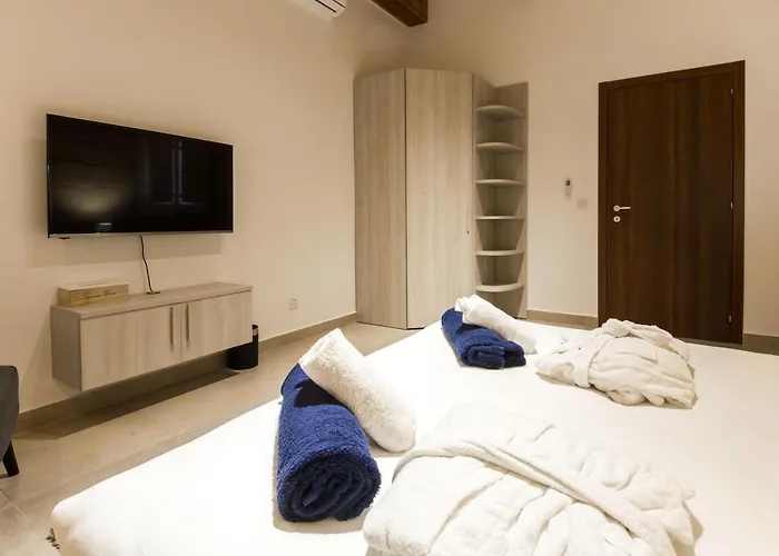 Farmhouse With Pool And Cave