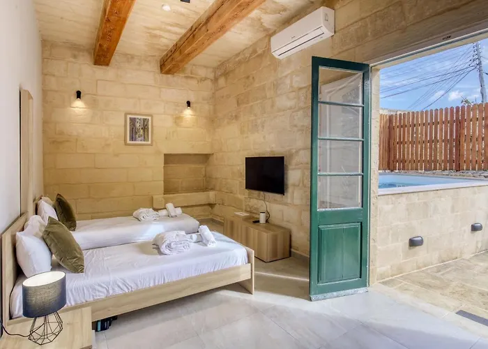 Farmhouse With Pool And Cave Villa