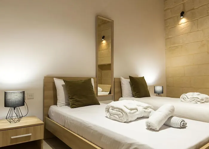 Farmhouse With Pool And Cave Villa