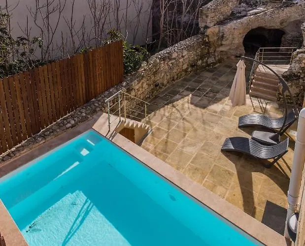 Farmhouse With Pool And Cave *