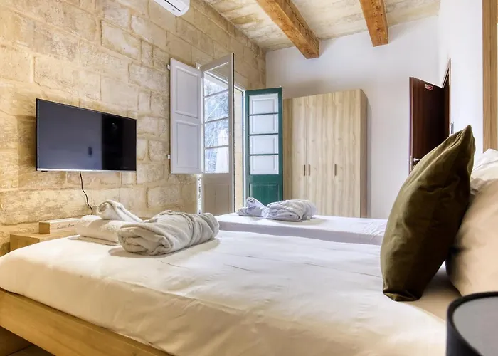 Farmhouse With Pool And Cave