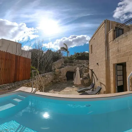 Farmhouse With Pool And Cave Villa