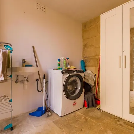 Farmhouse With Pool And Cave Villa