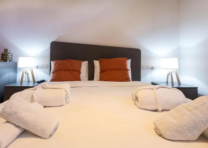 Farmhouse With Pool And Cave Villa *