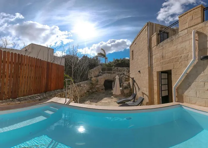 Farmhouse With Pool And Cave Villa