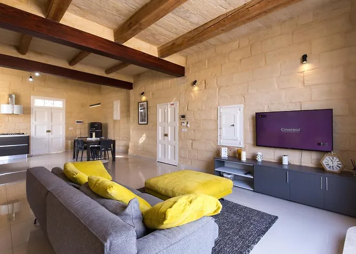 Farmhouse With Pool And Cave Villa *