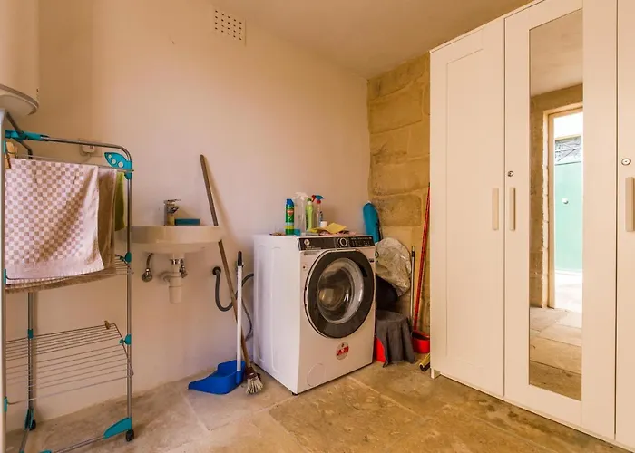 Farmhouse With Pool And Cave Villa